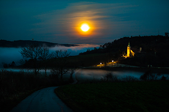 „Kirche Oberleis bei Nacht und Nebel“